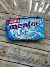 Load image into Gallery viewer, Mentos embroidered clutch bag